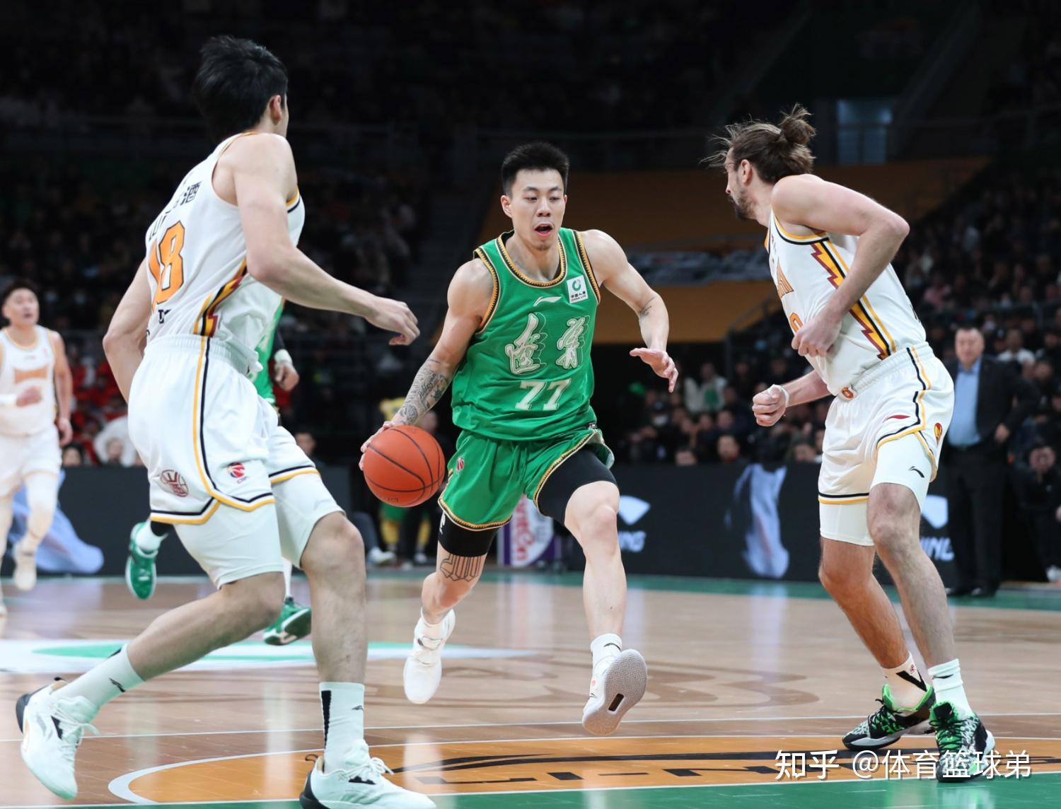 热门球队遭遇劲敌，惊险胜出晋级